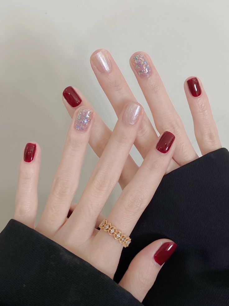 Nail đơn giản đẹp gam đỏ đô bóng gương phối nền pearl trắng hồng điểm nhũ kim tuyến ánh bạc lấp lánh, sang trọng, phù hợp dự tiệc.