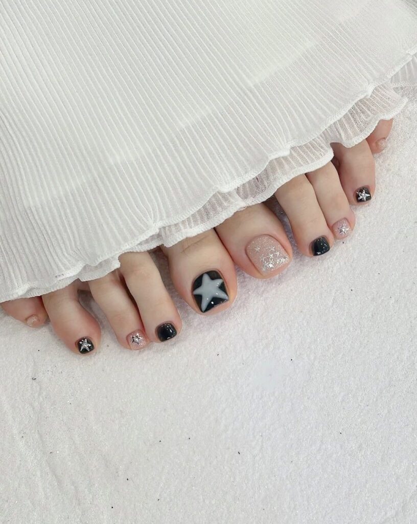 20+ mẫu nail chân màu đen đẹp sang chảnh, cuốn hút nhất hiện nay 17 Nail chân đen phối bạc đính charm hình trăng sao