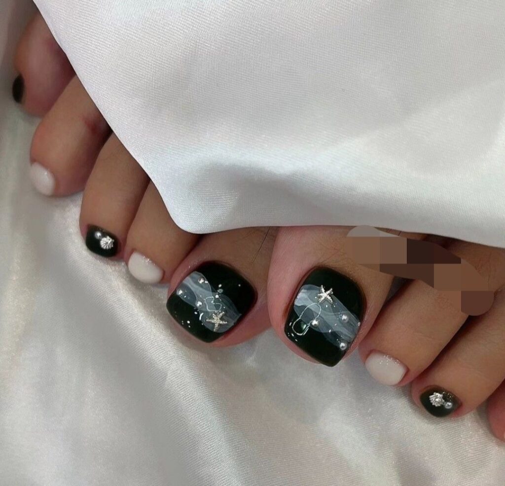 20+ mẫu nail chân màu đen đẹp sang chảnh, cuốn hút nhất hiện nay 19 Nail chân đẹp đen sơn đầu và móng đính đá