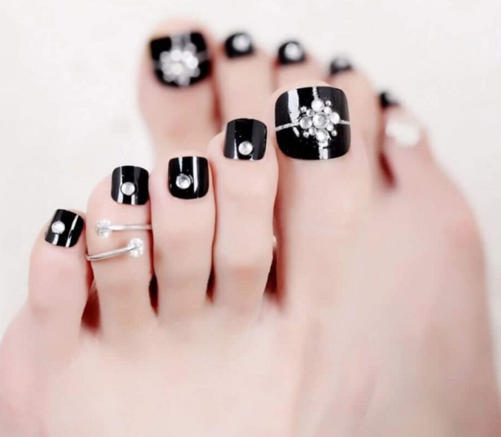 20+ mẫu nail chân màu đen đẹp sang chảnh, cuốn hút nhất hiện nay 14 Nail chân đẹp màu đen đính đá và vẽ hoa