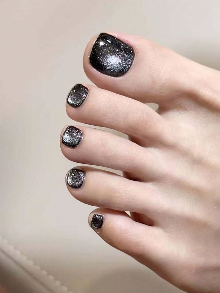 20+ mẫu nail chân màu đen đẹp sang chảnh, cuốn hút nhất hiện nay 5 Nail chân đẹp màu đen mix kim tuyến