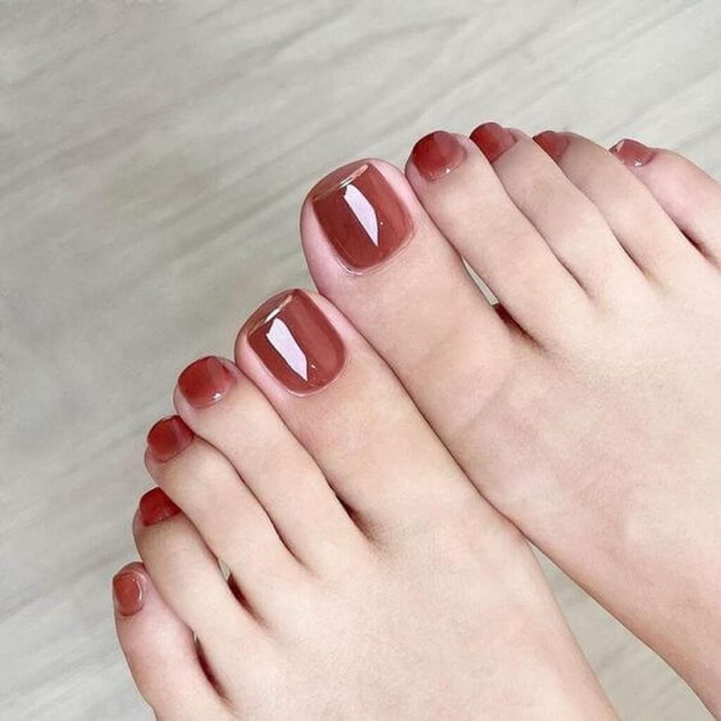 Mẫu nail chân đẹp nhẹ nhàng với nền nude hồng bóng khỏe, tôn da và thanh lịch cho mọi dịp.