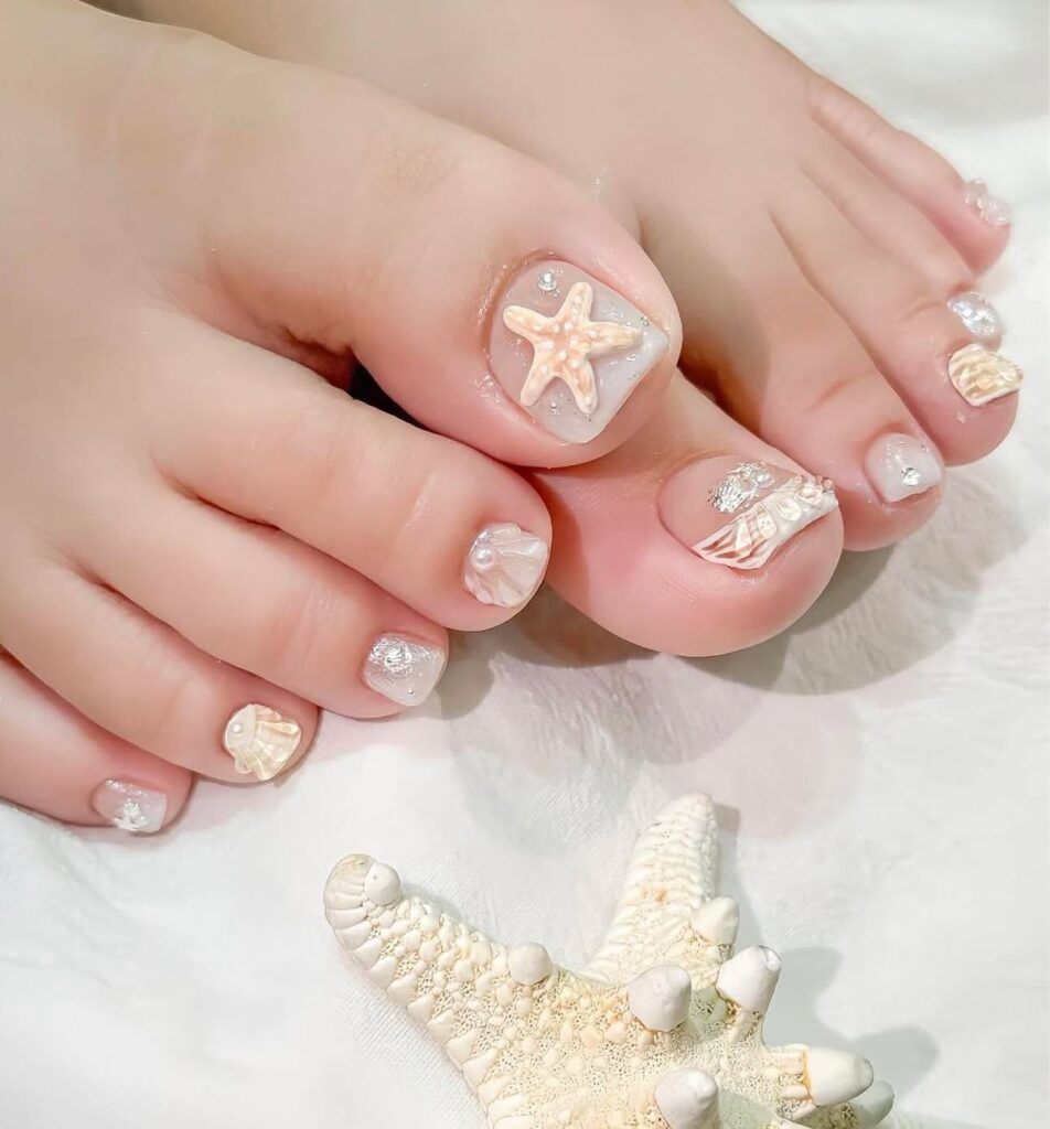 12 mẫu nail chân đi biển đẹp xinh, trend hot nhất hè này 8 Mẫu nail chân đi biển tông nude ánh nhũ sang chảnh tinh tế