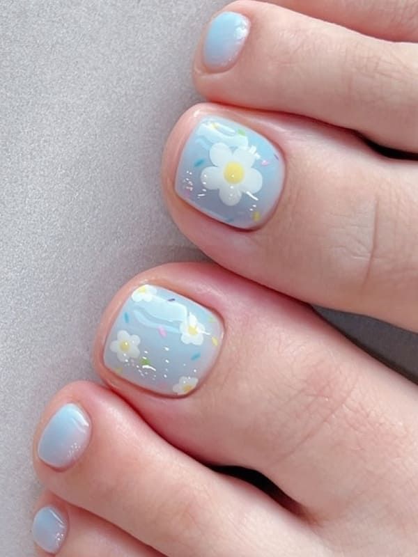 12 mẫu nail chân đi biển đẹp xinh, trend hot nhất hè này 11 Mẫu nail chân đi biển kiểu ombre chuyển màu mềm mại, tươi tắn