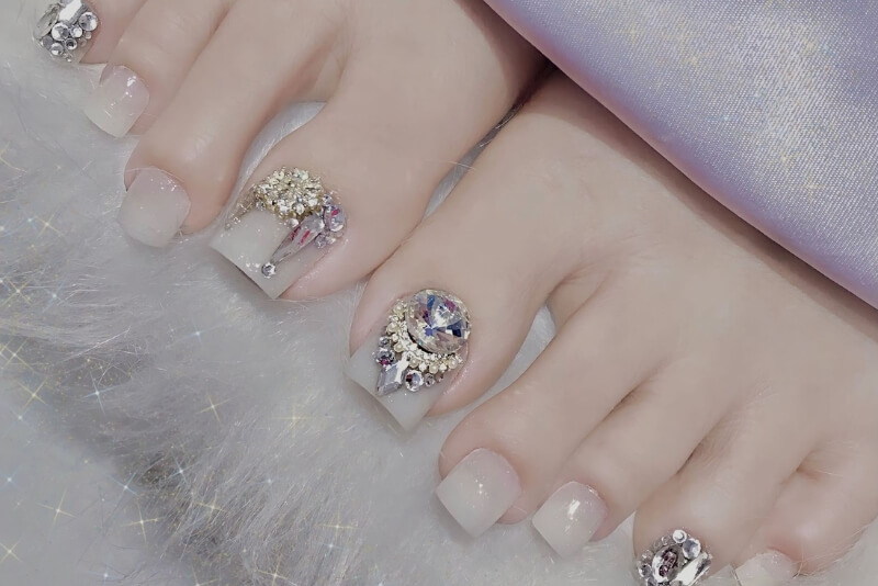 100+ Mẫu nail chân đính đá đẹp, sang trọng, hot nhất 2026 1 Nail chân đính đá