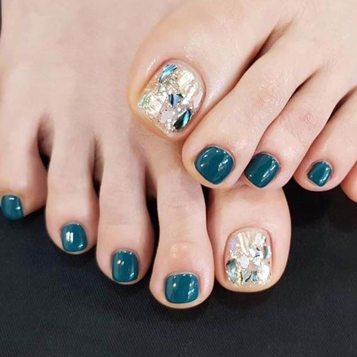 Mẫu nail chân đính đá đơn giản xanh, kết hợp nhũ sang trọng, quý phái