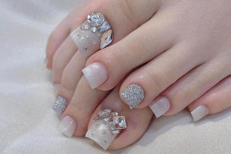 100+ Mẫu nail chân đính đá đẹp, sang trọng, hot nhất 2026 2 Nail chân đính đá đẹp