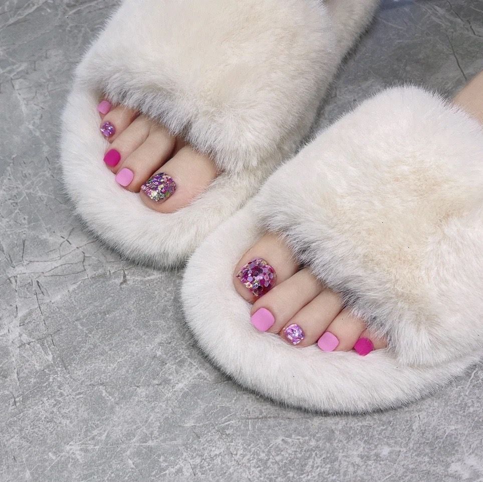 Mẫu nail chân đính đá đẹp màu hồng nổi bật, xinh xắn, trẻ trung