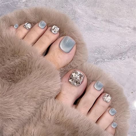 Nail xanh khói nhẹ nhàng, kết hợp đính đá phối xen kẽ, vừa đơn giản nhẹ nhàng, vừa tinh tế