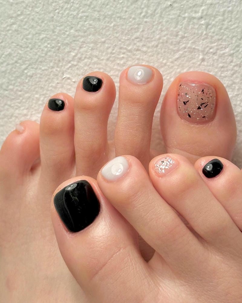 20+ mẫu nail chân màu đen đẹp sang chảnh, cuốn hút nhất hiện nay 10 Nail chân màu đen mix kim tuyến bạc và họa tiết