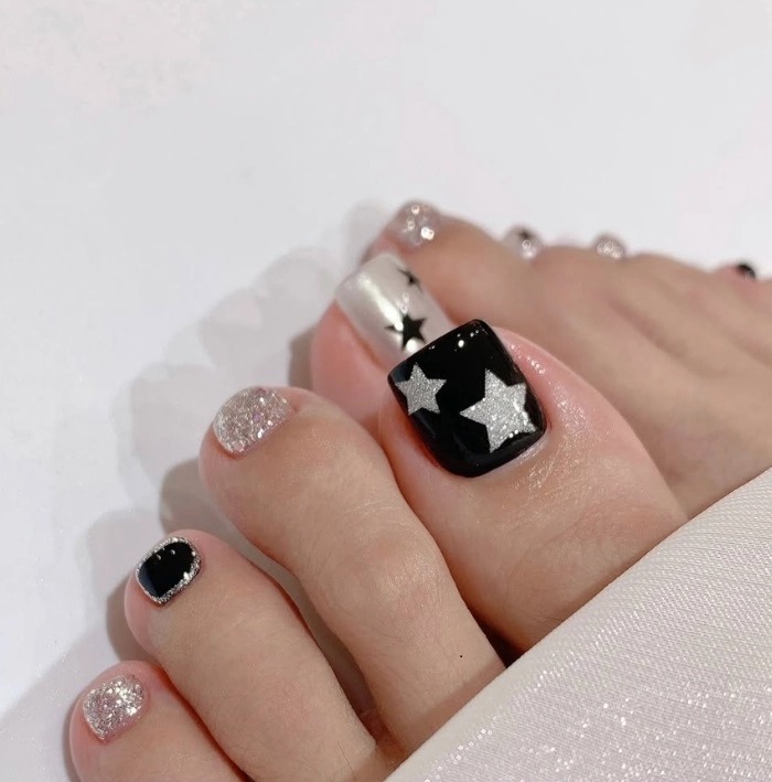 20+ mẫu nail chân màu đen đẹp sang chảnh, cuốn hút nhất hiện nay 11 Nail chân màu đen xen kẽ xám và kim tuyến vàng