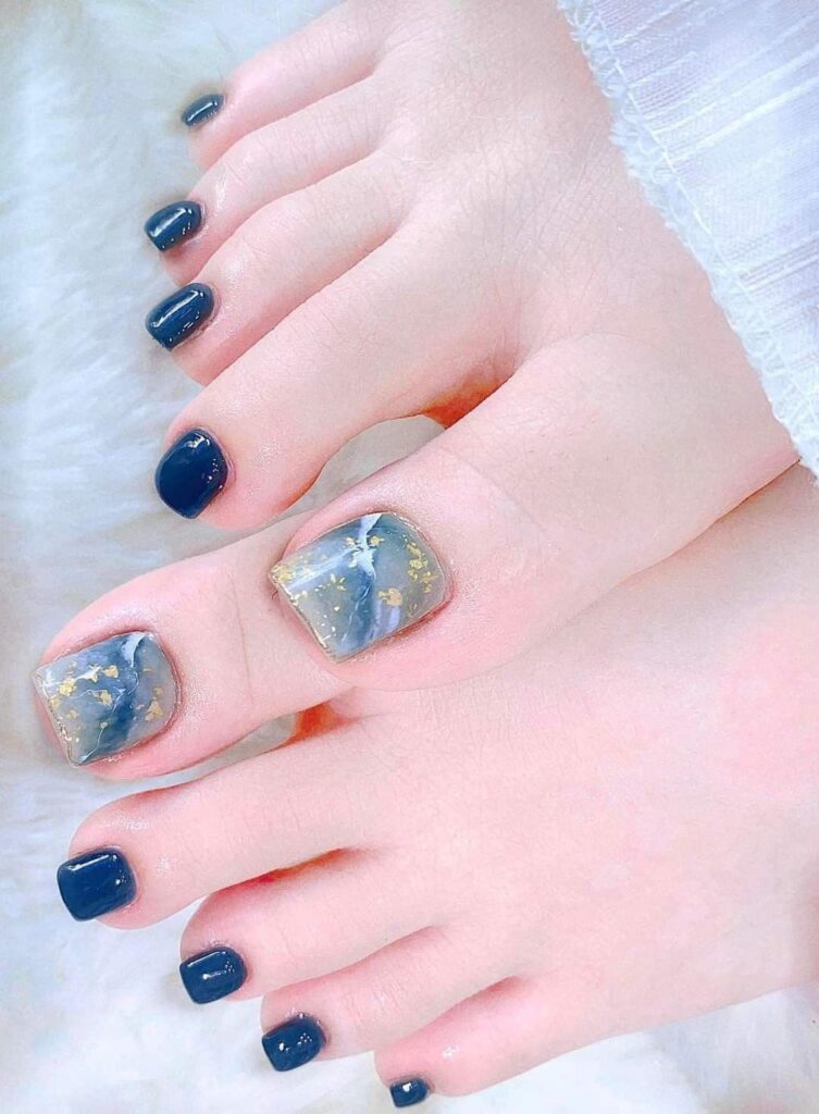 Nail chân màu xanh cobalt phối họa tiết xà cừ, nhũ vàng óng ánh.
