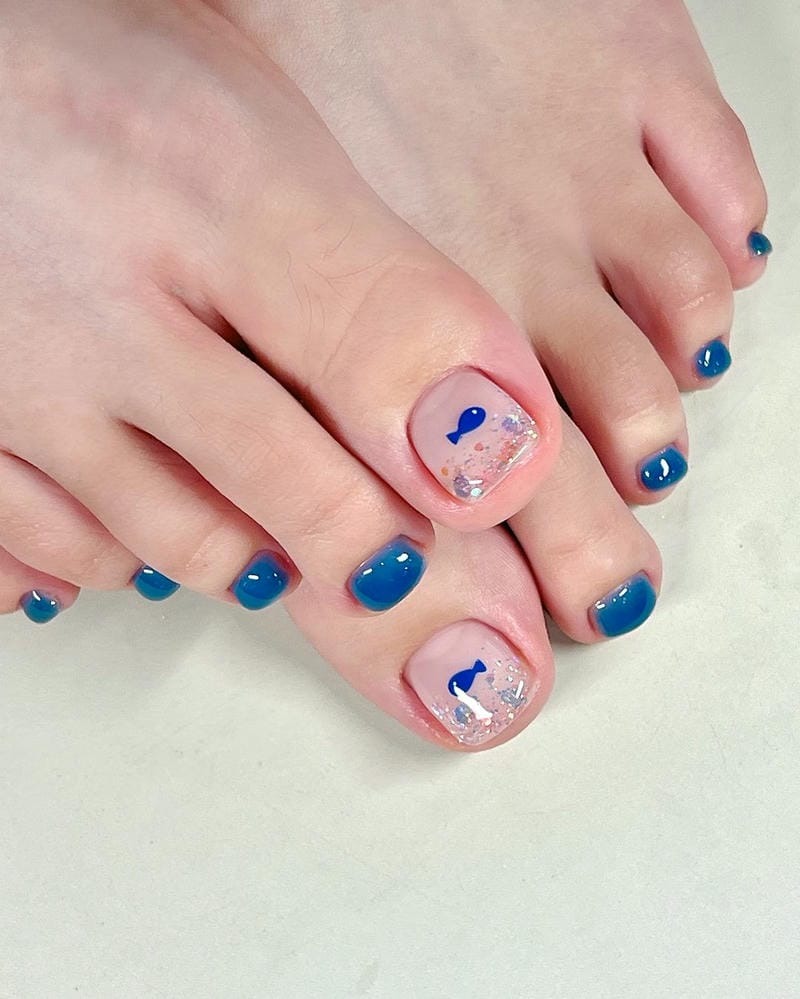 25+ Mẫu nail chân màu xanh sành điệu, mới lạ HOT nhất 12 Nail chân màu xanh kim tuyến tinh tế