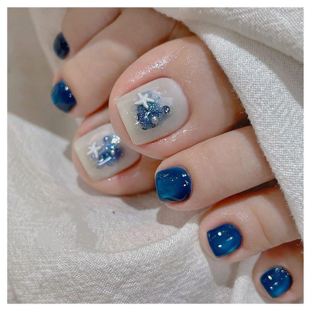 Mẫu nail chân màu xanh ngọc tươi mát phối glitter lấp lánh, trẻ trung năng động và rất bắt mắt khi diện.