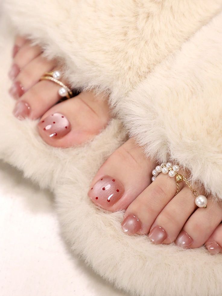 Nail đẹp cho chân với nền nude hồng trong veo điểm chấm đỏ nhỏ xinh, nhẹ nhàng và cực kỳ dễ thương.