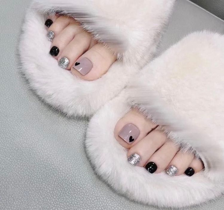 Nail đẹp cho chân với ngón tím khói vẽ tim nhỏ phối đen bóng và nhũ bạc, nhẹ nhàng mà cá tính.