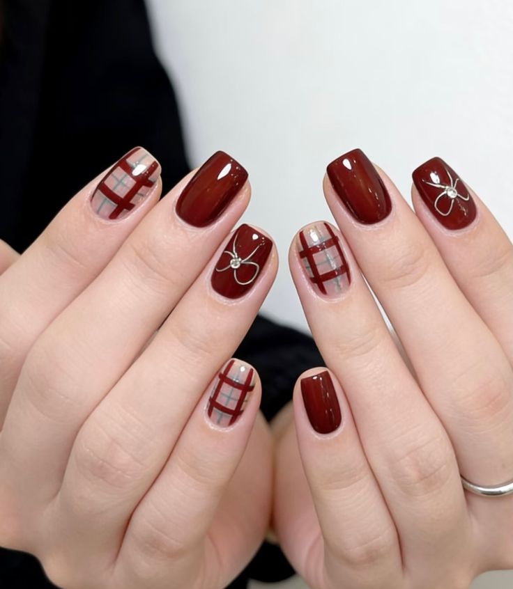 Top 15+ các mẫu nail màu đỏ đẹp sang chảnh, cuốn hút nhất 2026 8 Nail đẹp màu đỏ điểm chút ánh nhũ lấp lánh, dáng móng thon almond giúp bàn tay thêm phần sang chảnh và thu hút mọi ánh nhìn.