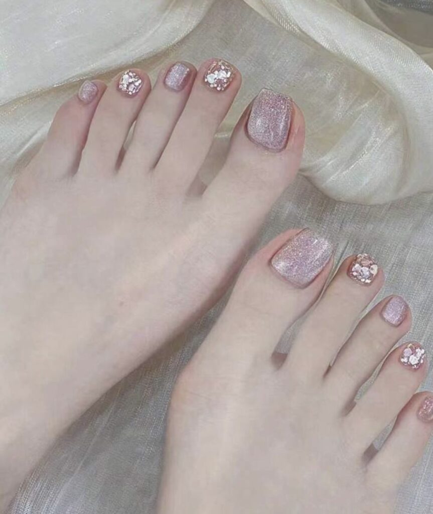 những mẫu nail chân đính đá đẹp màu hồng nhũ phối họa tiết mắt mèo dễ thương, sang trọng