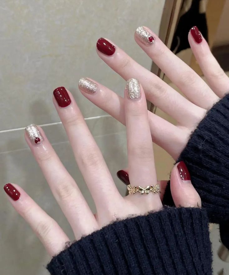 Top 15+ các mẫu nail màu đỏ đẹp sang chảnh, cuốn hút nhất 2026 13 Nail màu đỏ dáng dài coffin với sắc đỏ đậm bóng loáng, kiểu dáng cá tính giúp bàn tay thêm phần sang chảnh và nổi bật.