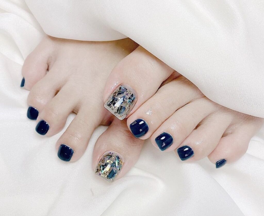 Nail màu xanh cho chân phối họa tiết lấp lánh, tươi tắn.