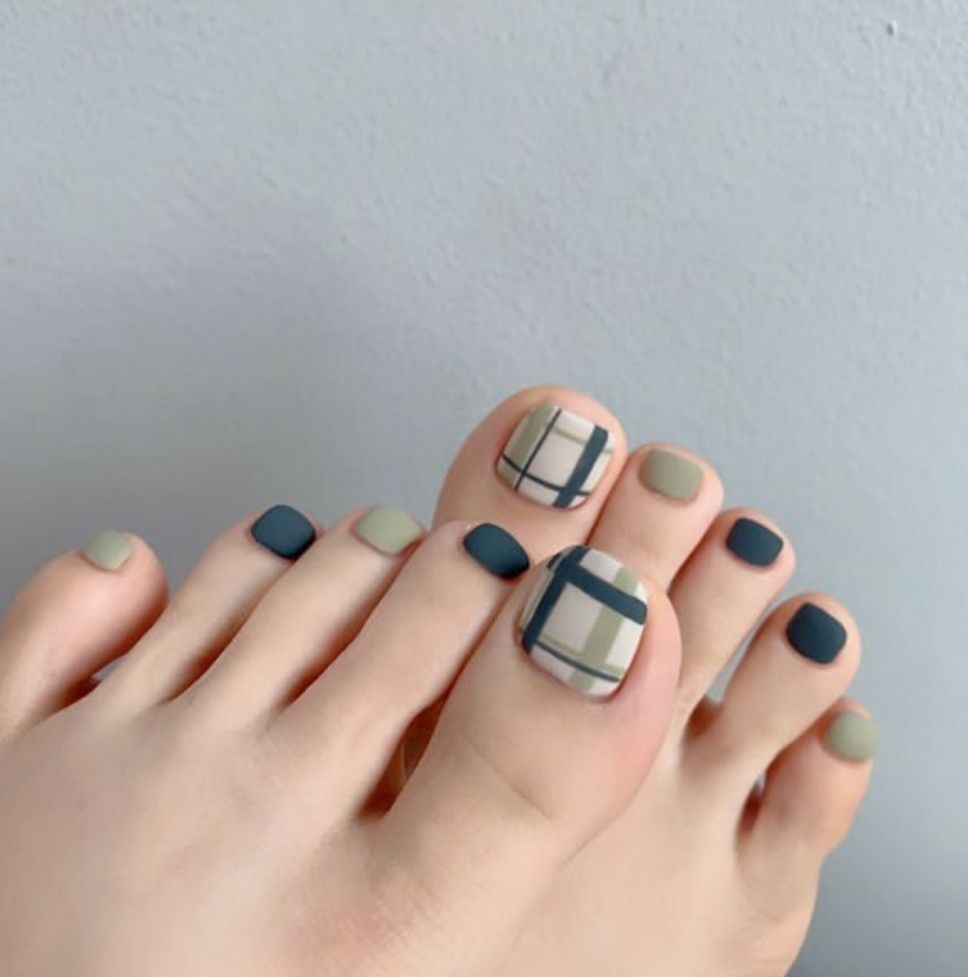 Nail màu xanh cho chân phối nhiều màu, họa tiết caro sọc, xinh xắn dễ thương.