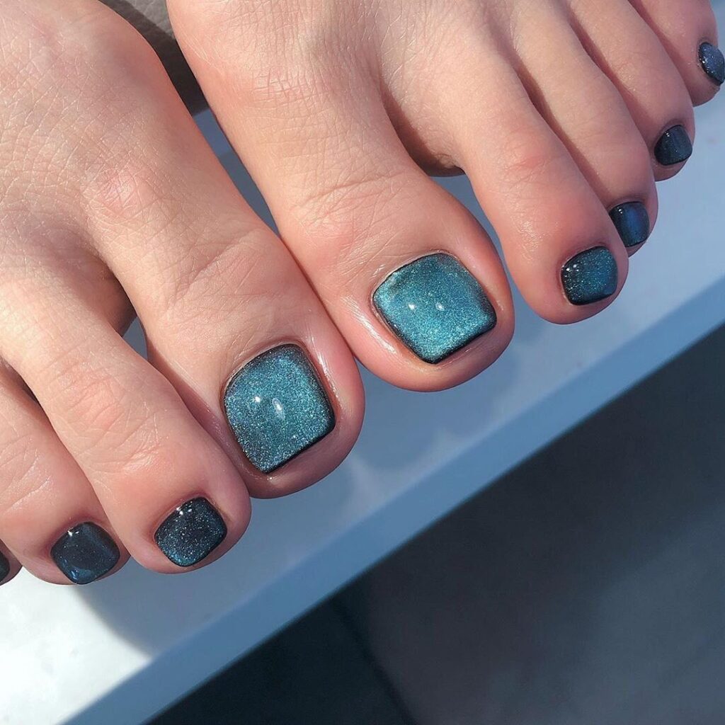 Nail màu xanh cho chân denim hiệu ứng mắt mèo lấp lánh.