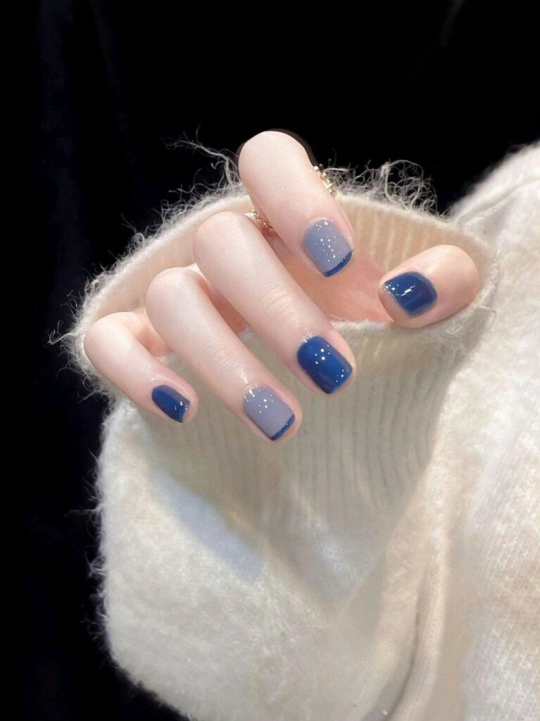 Mẫu nail màu xanh dương đẹp phối block hai tông xanh đậm và xanh nhạt, phong cách tối giản mà vẫn nổi bật, dễ phối.