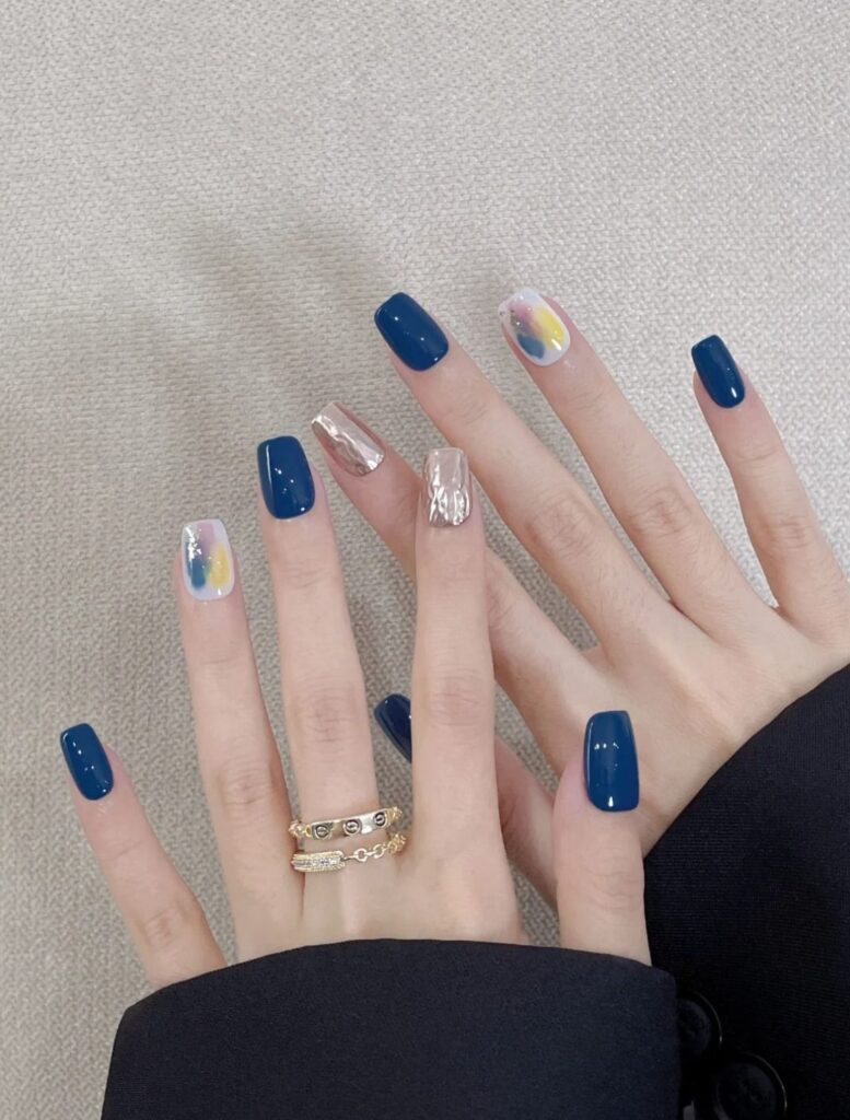 Mẫu nail màu xanh dương navy phối nail tráng gương ánh bạc và nail loang màu pastel nghệ thuật, cực kỳ bắt trend.