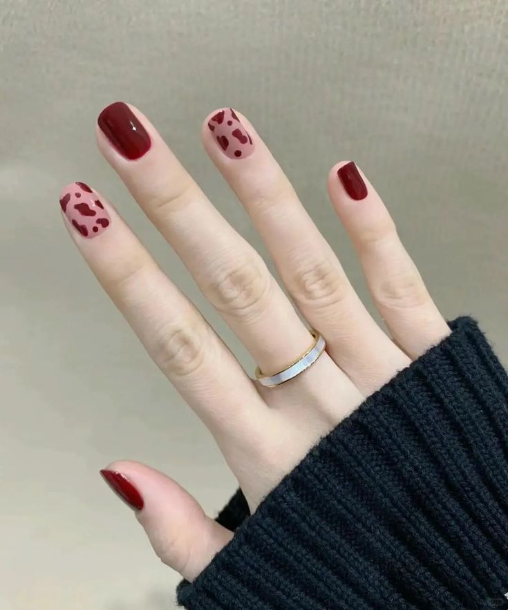 Top 15+ các mẫu nail màu đỏ đẹp sang chảnh, cuốn hút nhất 2026 15 Nail tay màu đỏ bóng mượt, phối họa tiết ba beo sáng tạo, tôn da tay trắng sáng.