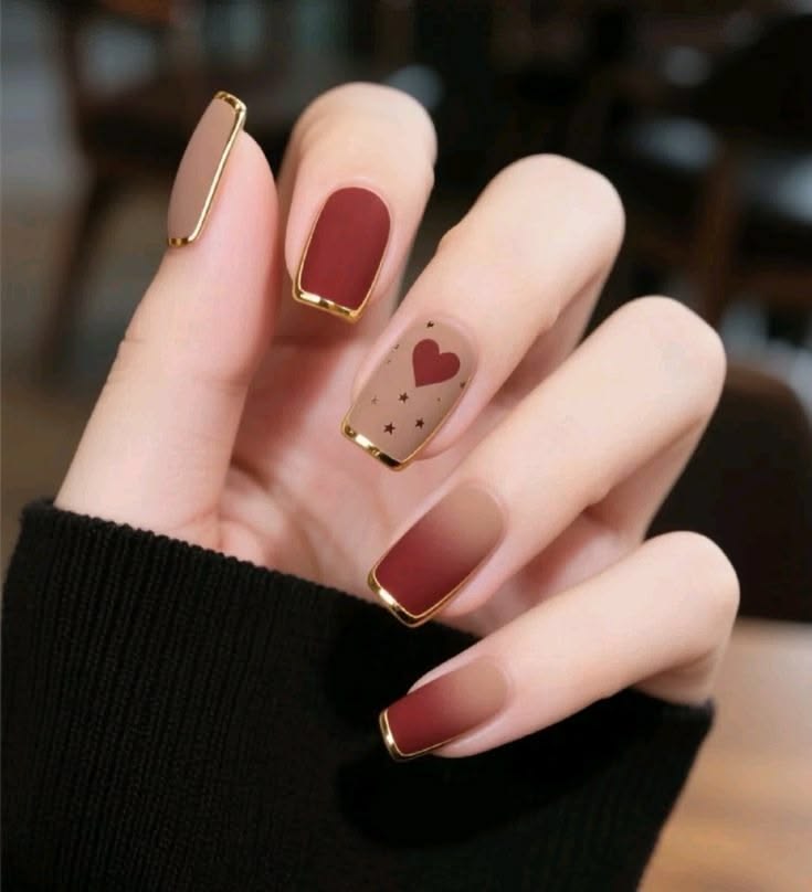 Top 15+ các mẫu nail màu đỏ đẹp sang chảnh, cuốn hút nhất 2026 5 Nail tay màu đỏ classic phủ bóng, kiểu trơn thanh lịch, dễ phối với mọi trang phục và phù hợp cả đi làm lẫn đi chơi.