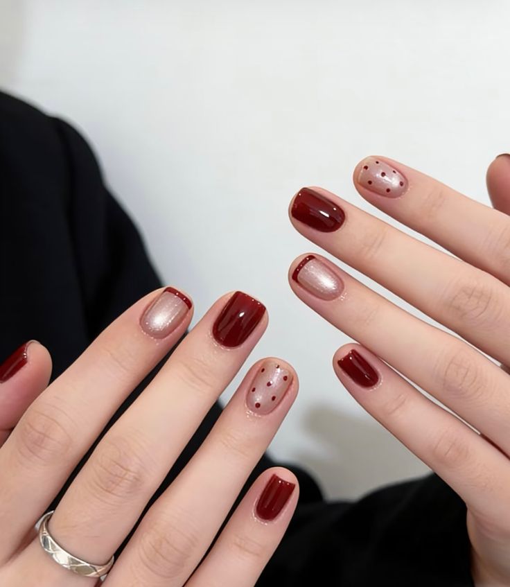 Top 15+ các mẫu nail màu đỏ đẹp sang chảnh, cuốn hút nhất 2026 11 Nail màu đỏ đẹp có điểm nhấn họa tiết mắt mèo, cực ấn tượng.