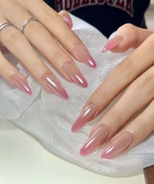 Những mẫu nail đẹp cho móng dài sang chảnh, hot nhất 2026 14 Trong những mẫu nail đẹp cho móng dài, kiểu chrome hồng ánh ngọc trai (glazed donut) bóng gương tối giản mà sang, chuẩn trend.