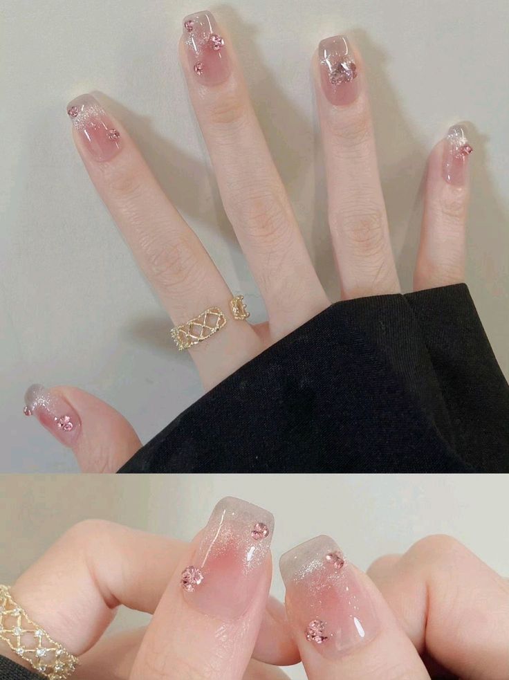 Những mẫu nail đẹp cho móng dài sang chảnh, hot nhất 2026 10 Trong những mẫu nail đẹp cho móng dài, kiểu nền nude nhũ hồng đính hoa nhỏ ngọt ngào nữ tính, hợp phong cách tiểu thư nhẹ nhàng.