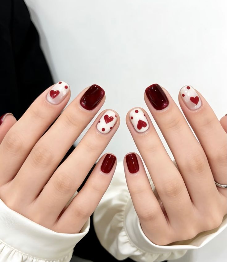 Top 15+ các mẫu nail màu đỏ đẹp sang chảnh, cuốn hút nhất 2026 12 Mẫu nail đẹp màu đỏ bóng gloss, kết hợp họa tiết đơn giản, dễ thương tạo cảm giác trẻ trung